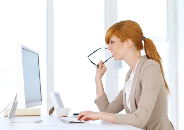 Businesswoman typing on the computer — Stock Photo, Image