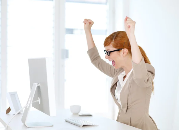 Geschäftsfrau freute sich in ihrem Büro — Stockfoto