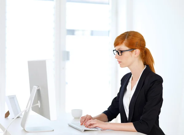 Donna d'affari digitando sul computer — Foto Stock