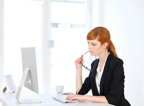 Businesswoman sitting at the computer — Stock Photo, Image