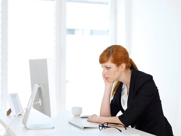 Businesswoman typing on the computer — Stock Photo, Image