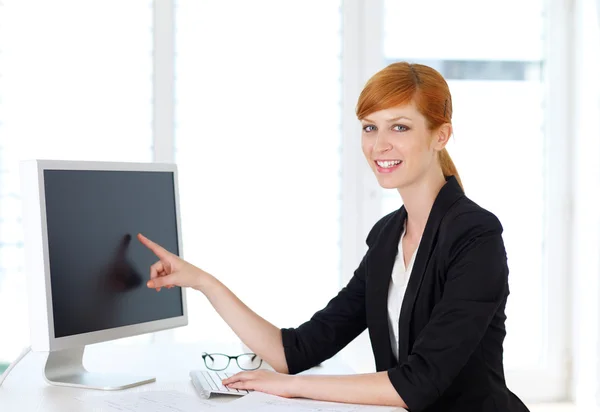 Businesswoman showing content on computer — Stock Photo, Image