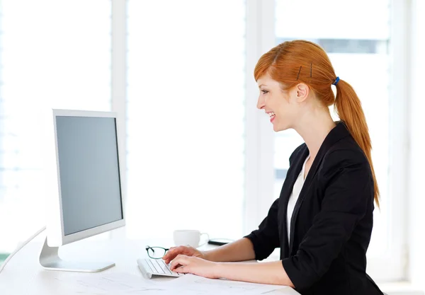 Empresaria escribiendo en el ordenador — Foto de Stock