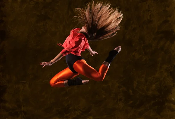 Teenage girl jumping — Stock Photo, Image