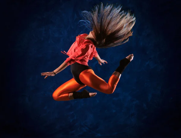 Teenie-Mädchen springen — Stockfoto
