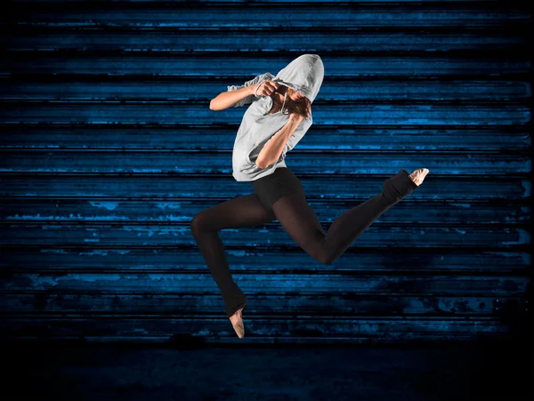 Teenage girl jumping — Stock Photo, Image