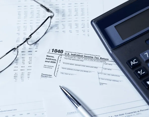 Tax Form with glasses — Stock Photo, Image
