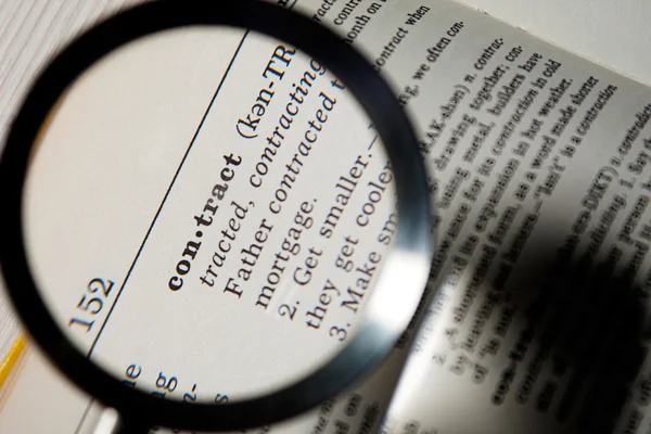 Een woordenboek en zakelijke definitie van een woord contract — Stockfoto
