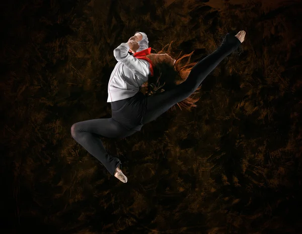 Teenage girl jumping — Stock Photo, Image