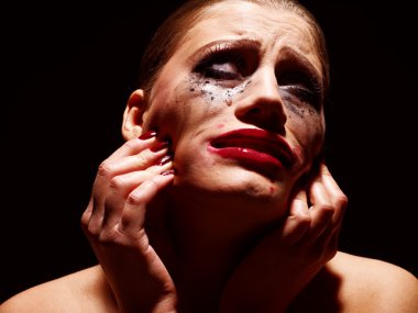 İsterik kadın lekeli makyaj ile