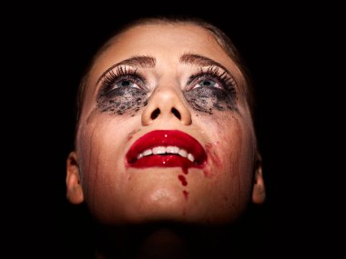 İsterik kadın lekeli makyaj ile