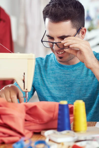 Designer de moda trabalhando na máquina de costura — Fotografia de Stock