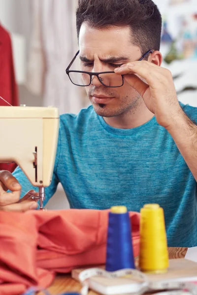 Designer de moda trabalhando na máquina de costura — Fotografia de Stock