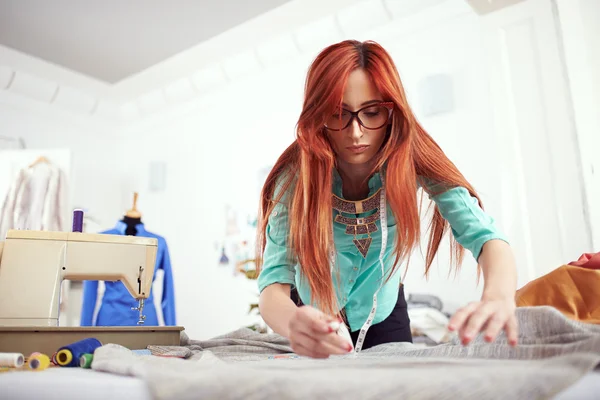 Kobiece projektant pomiaru materiał włókienniczy — Zdjęcie stockowe