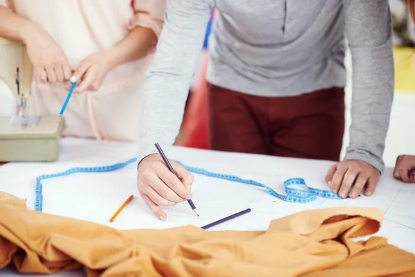 Ontwerpers tekenen voor het naaien patroon — Stockfoto