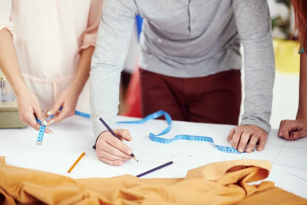 Designers draw on the sewing pattern — Stock Photo, Image