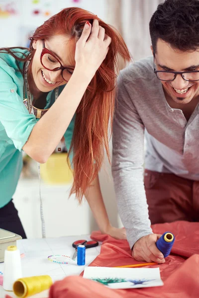 Designer wählen Garn zum Nähen — Stockfoto