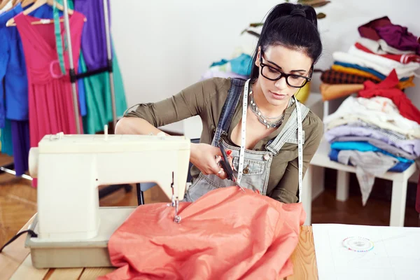 Diseñador trabajando en la máquina de coser — Foto de Stock