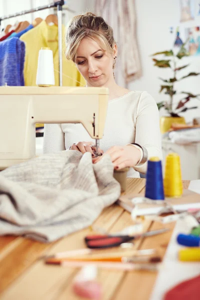 Ontwerper werkt aan naaimachine — Stockfoto