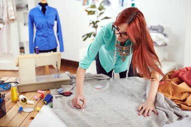 Tekstil malzeme üzerinde çizim Tasarımcısı