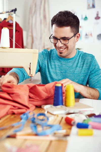 Ontwerper werkt aan naaimachine — Stockfoto