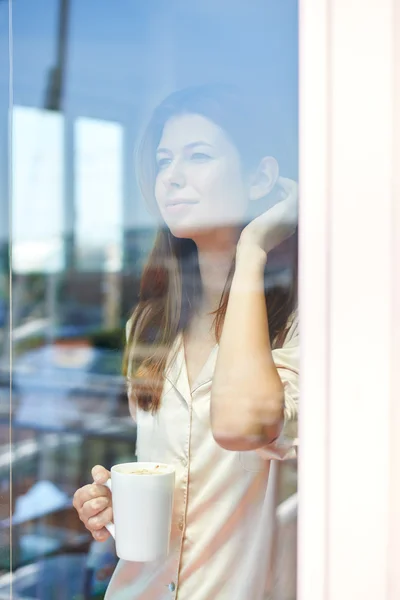 Νεαρή γυναίκα με καφέ. — Φωτογραφία Αρχείου