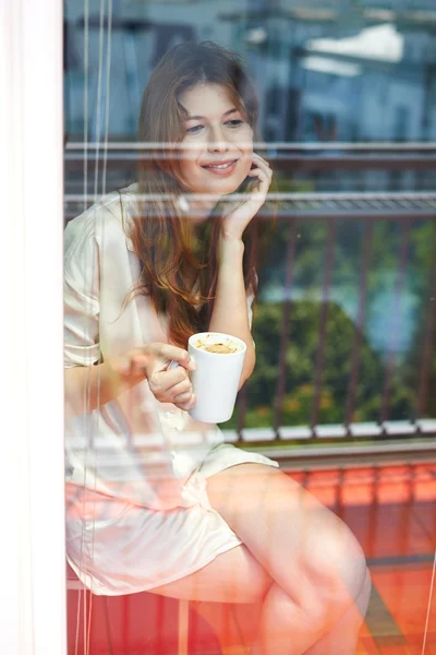 コーヒーを飲みながら若い女性 — ストック写真