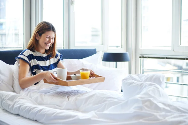 女性のベッドでの朝食します。 — ストック写真