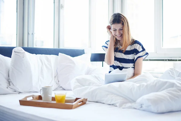 Frühstück im Bett für Frau — Stockfoto