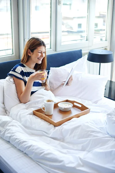 Café da manhã na cama para mulher — Fotografia de Stock