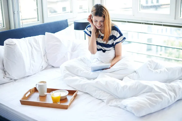 Frühstück im Bett für Frau — Stockfoto