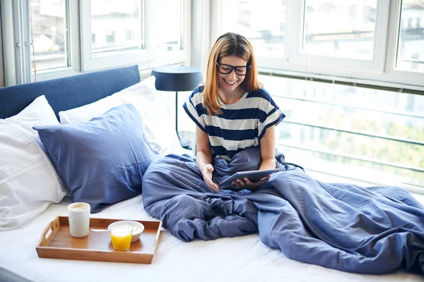 Café da manhã na cama para mulher com óculos — Fotografia de Stock