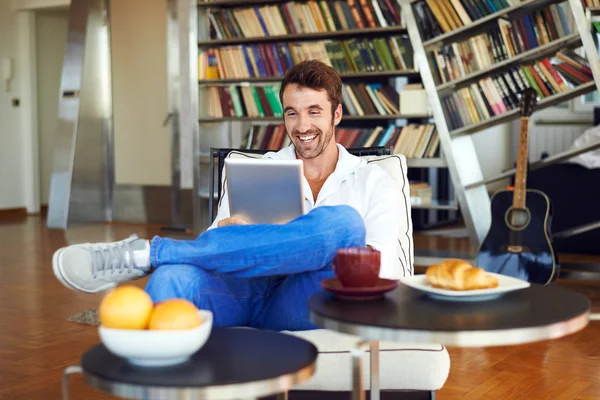 Muž relaxační s digitálním tabletu — Stock fotografie