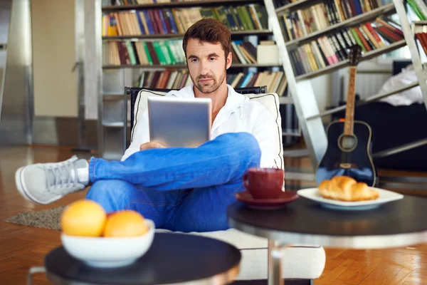 Homme relaxant avec tablette numérique — Photo