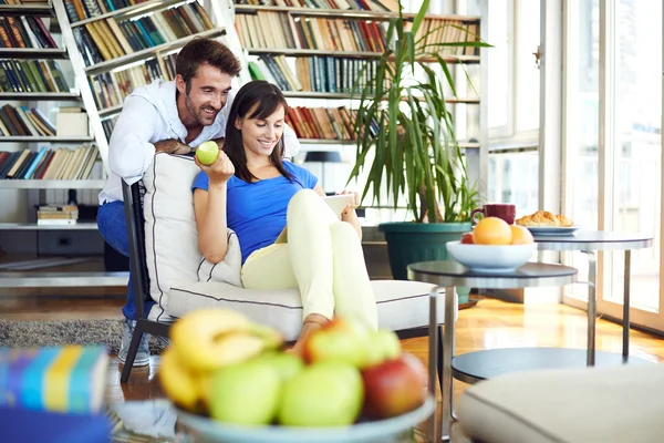 Couple at home websurfing on internet — Stock Photo, Image