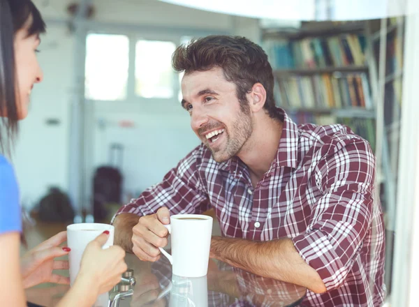 Couple assis à l'intérieur de l'appartement et boire du café — Photo