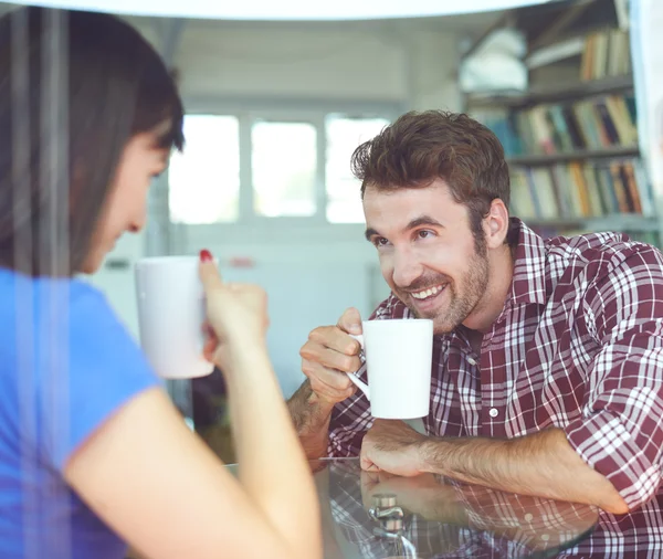 アパートの内部カップルに座って、コーヒーを飲みながら — ストック写真