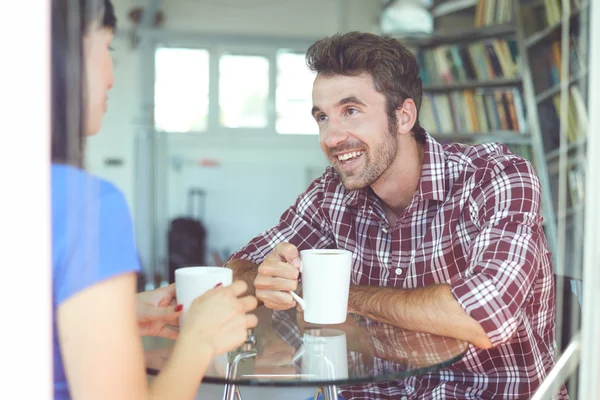 Couple sitting inside apartment and drinking coffee — Stock Photo, Image