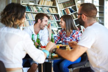 Evinde öğle yemeği üzerinde arkadaşlar