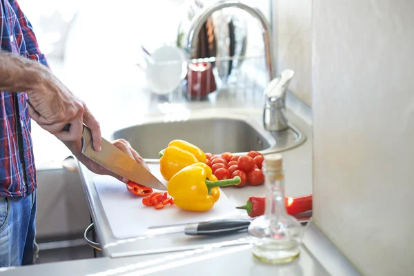 Homem que corta legumes — Fotografia de Stock