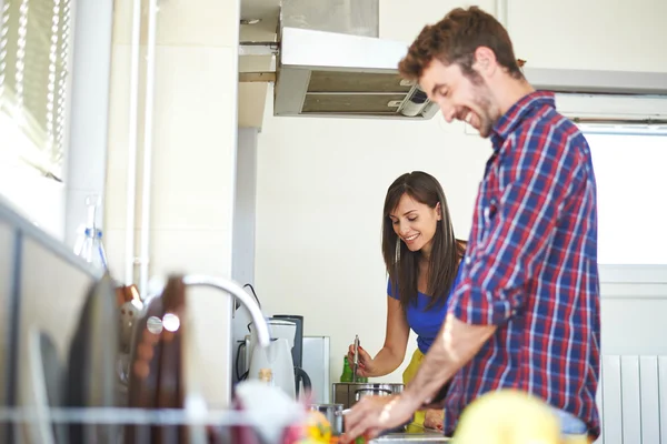 Casal jovem cozinhar juntos — Fotografia de Stock