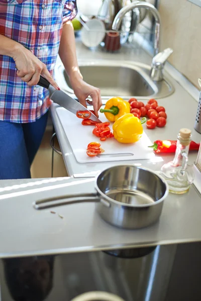 Mujer Cortando Verduras — Foto de Stock