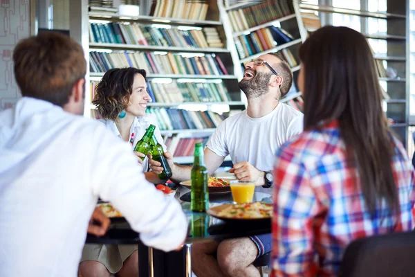 Amigos no almoço em casa — Fotografia de Stock