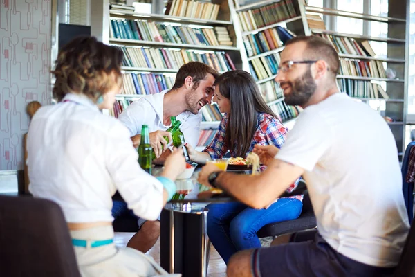 Amigos no almoço em casa — Fotografia de Stock