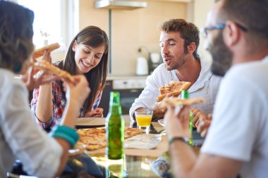 İki çift pizza yemek