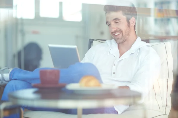 Homme relaxant avec tablette numérique — Photo