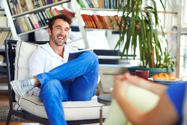 Pareja sentada en sala de estar y hablando — Foto de Stock