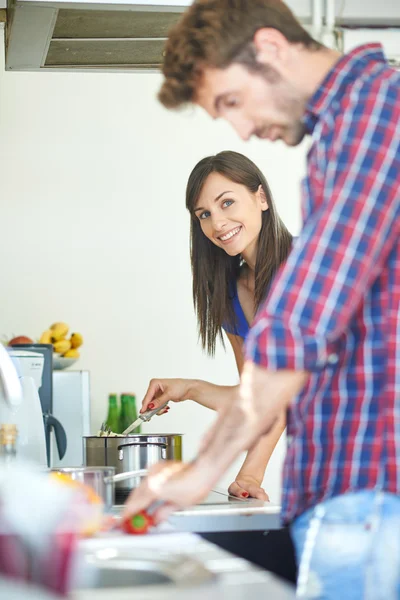 Junges Paar kocht — Stockfoto