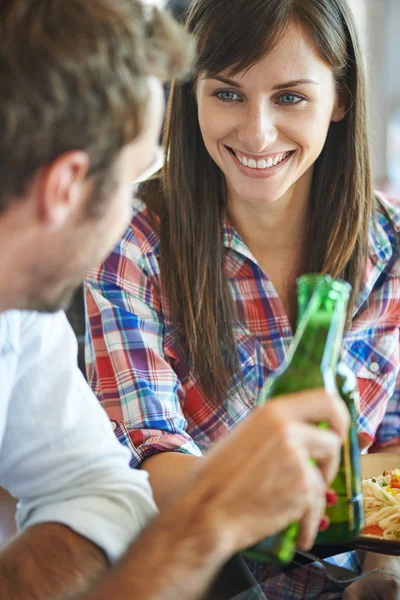 Casal aplausos com cerveja — Fotografia de Stock