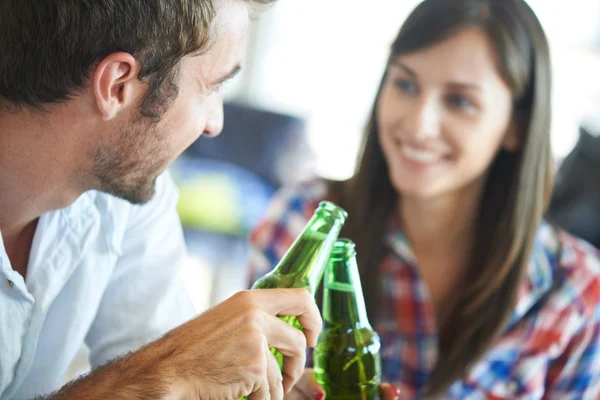 Casal aplausos com cerveja — Fotografia de Stock